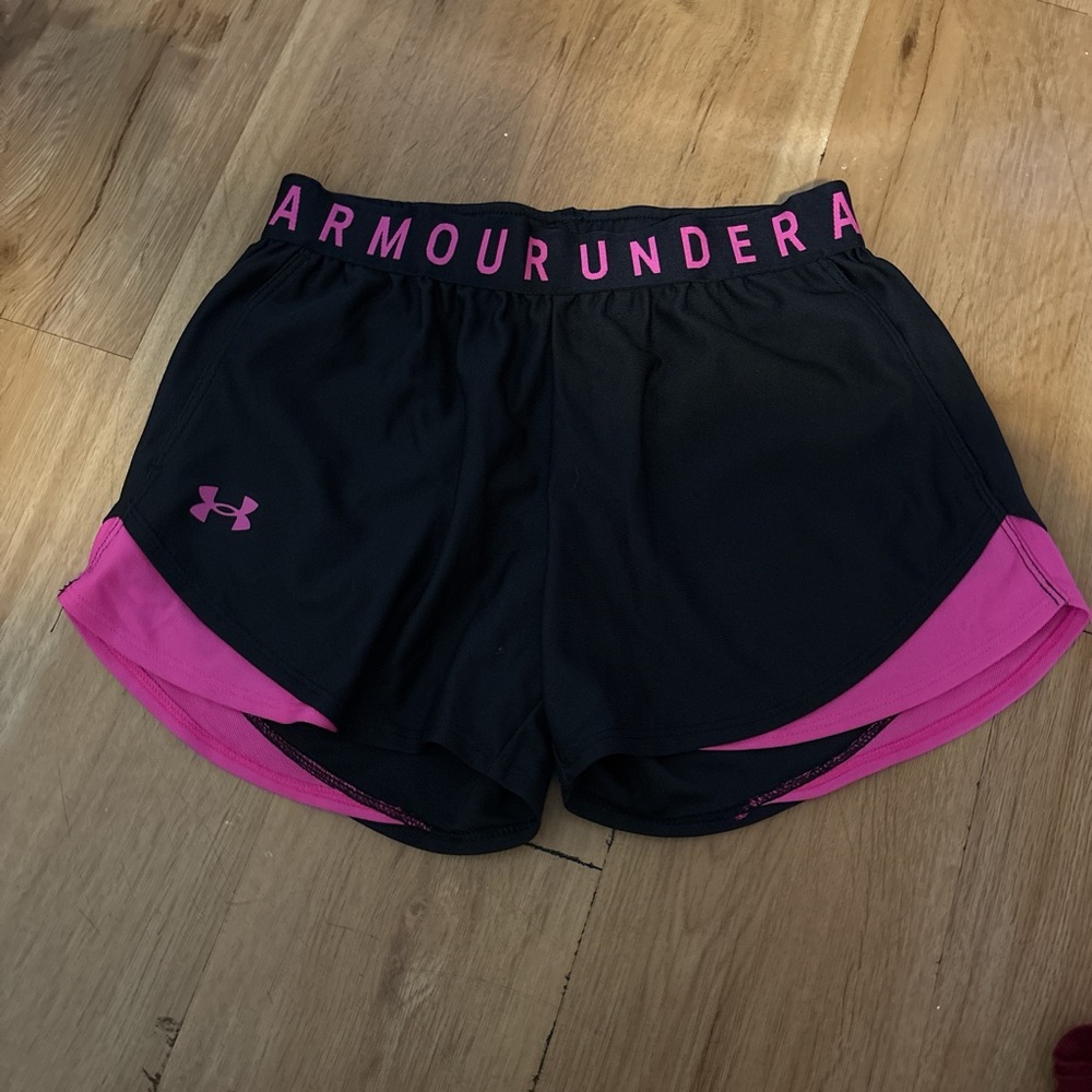 NEVER WORN Under Armour Women's Athletic Shorts Black with Pink Trim